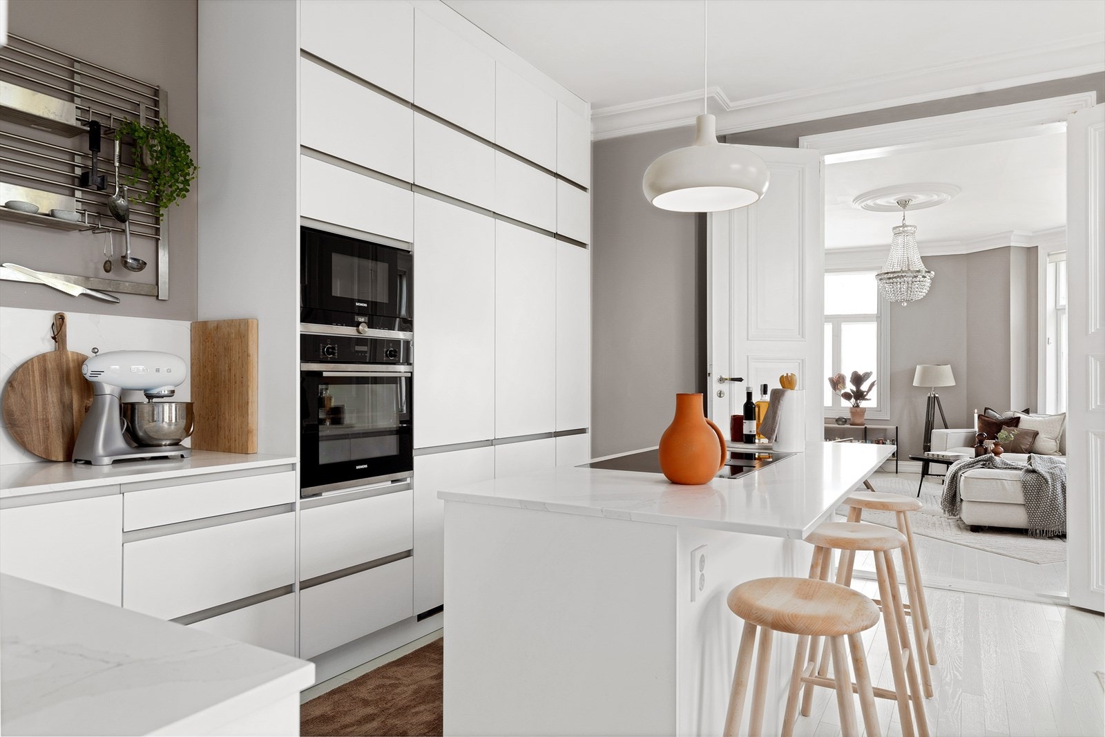 Videre har du oppvaskmaskin fra Leonard, kjøleskap fra Scandomestic, fryseskap fra Beko og stekeovn og mikro fra Siemens Galleribilde