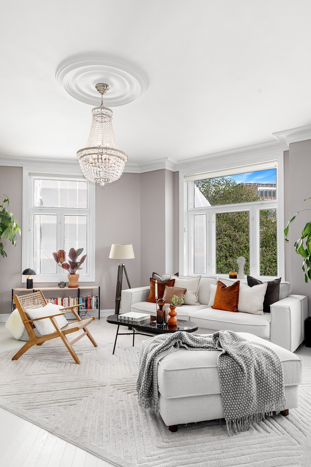 Stuen ligger i fin tilknytning til kjøkken/spisestue Galleribilde