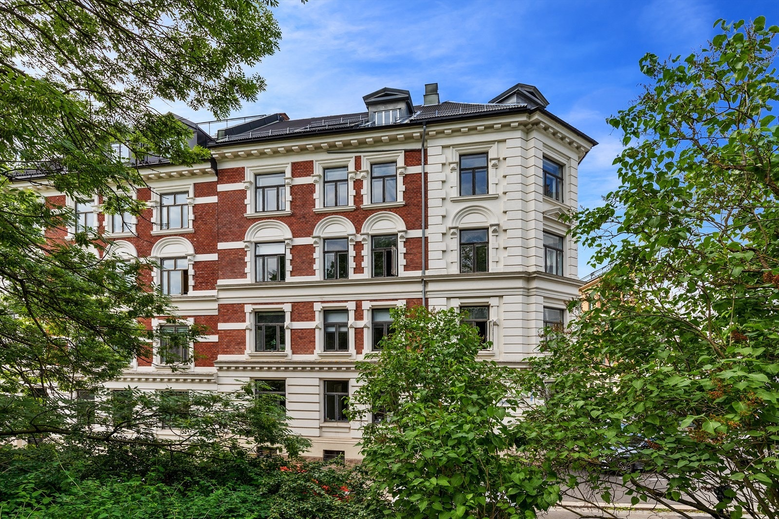 En attraktiv gate med alle fasiliteter innen gangavstand fra boligen Galleribilde