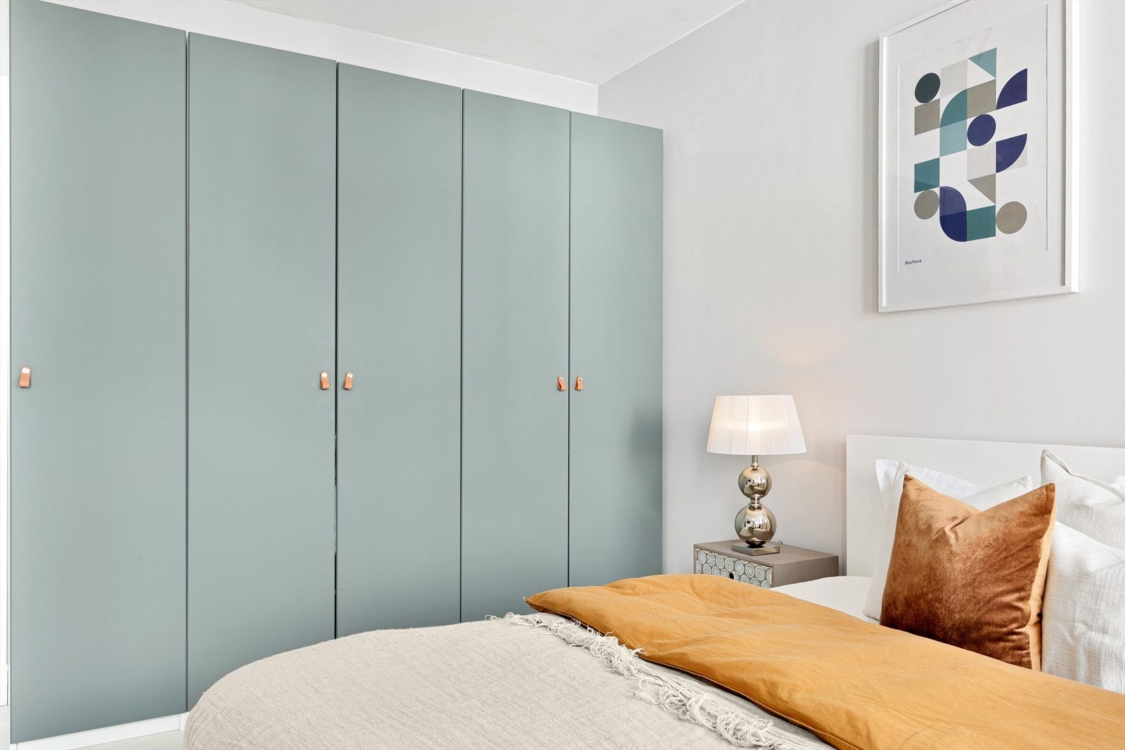 Rommet har god plass til dobbeltseng og nattbord og har direkte adkomst til baderom Galleribilde