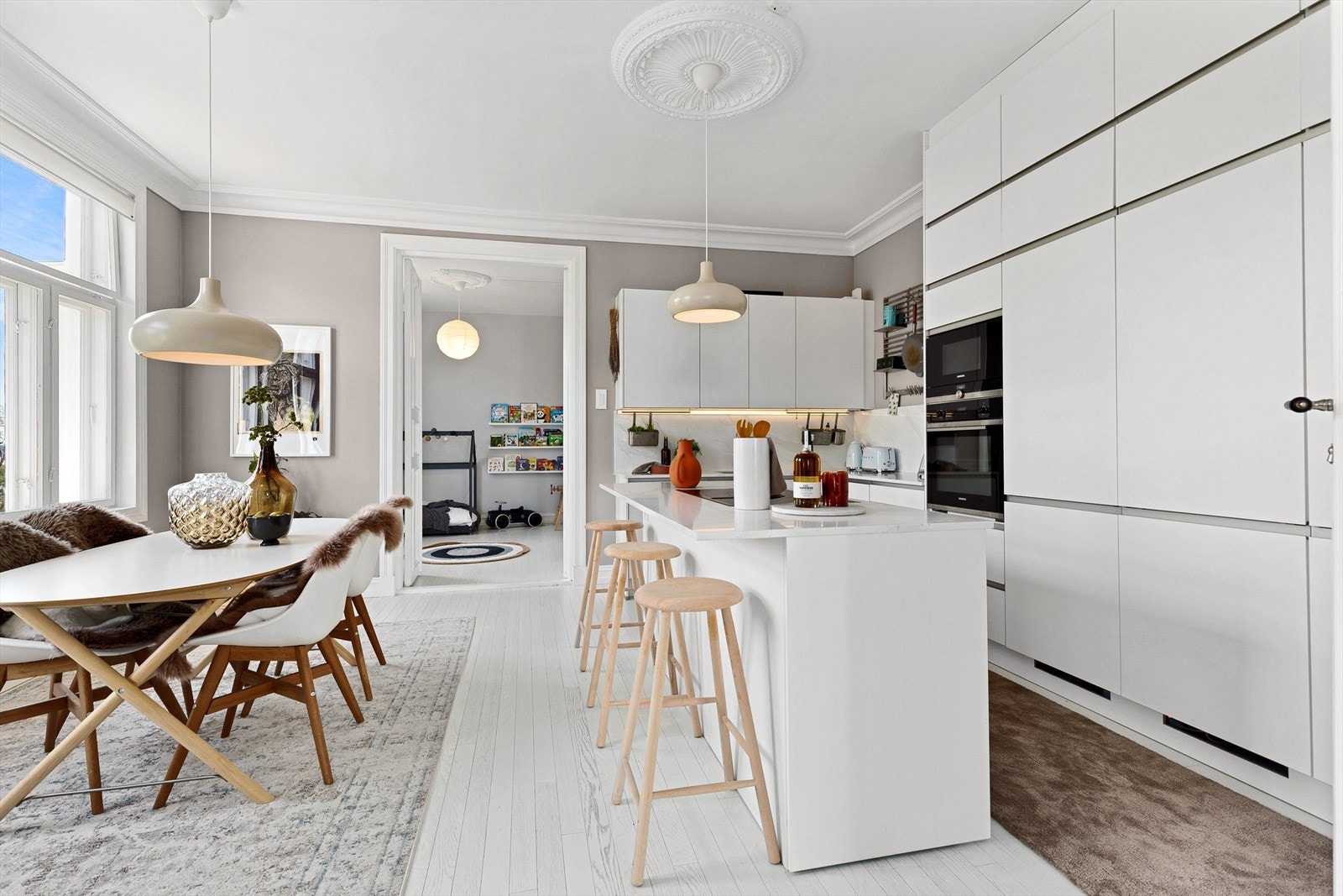 Praktisk kjøkken med plass til barstoler, et perfekt sted for kjappe måltider Galleribilde