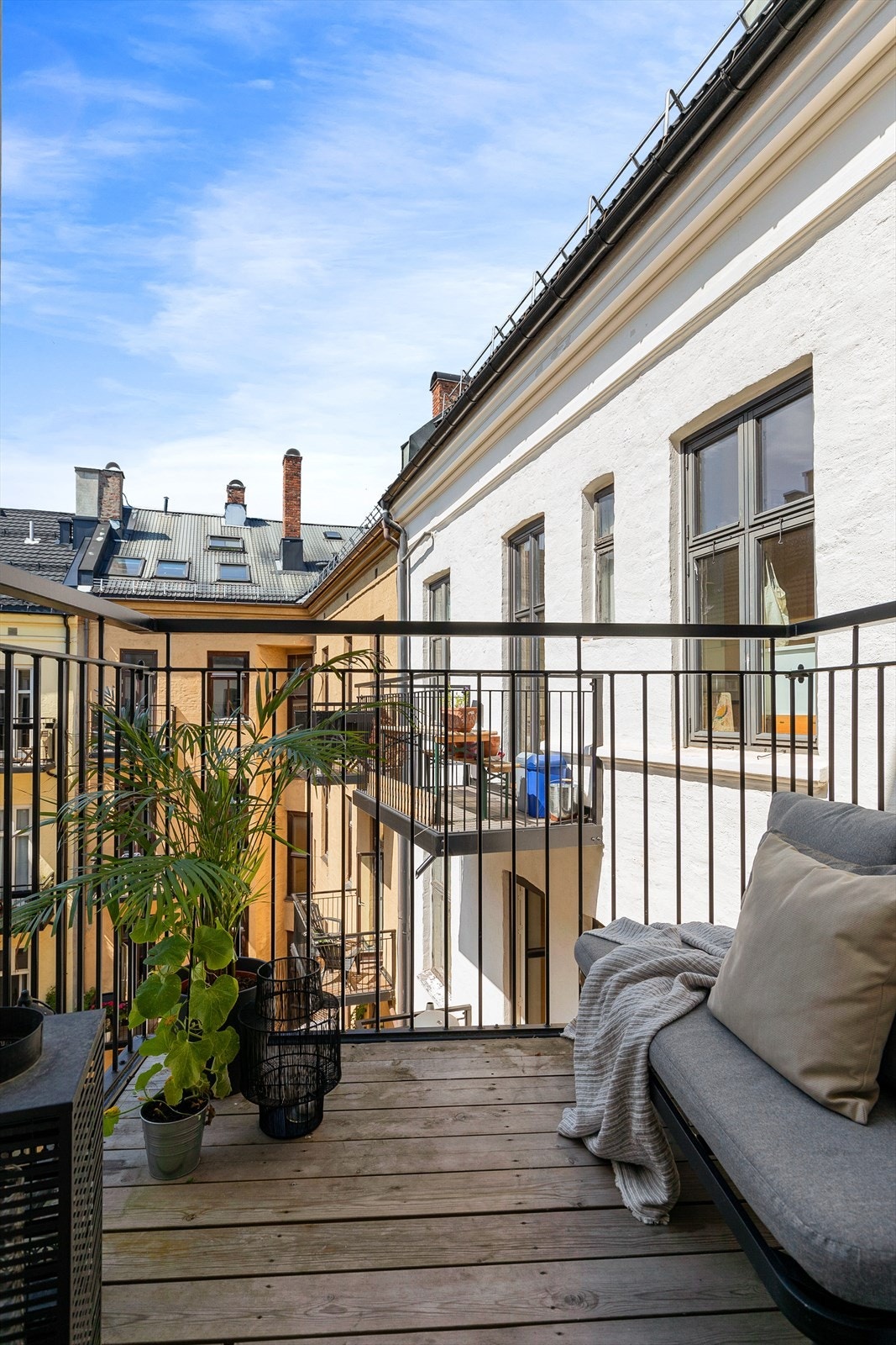 Balkongen vender ut mot stille og rolig bakgård. I følge selger kommer solen ca. kl. 15:00 og går ned ca. kl. 20.00 på sommerstid Galleribilde