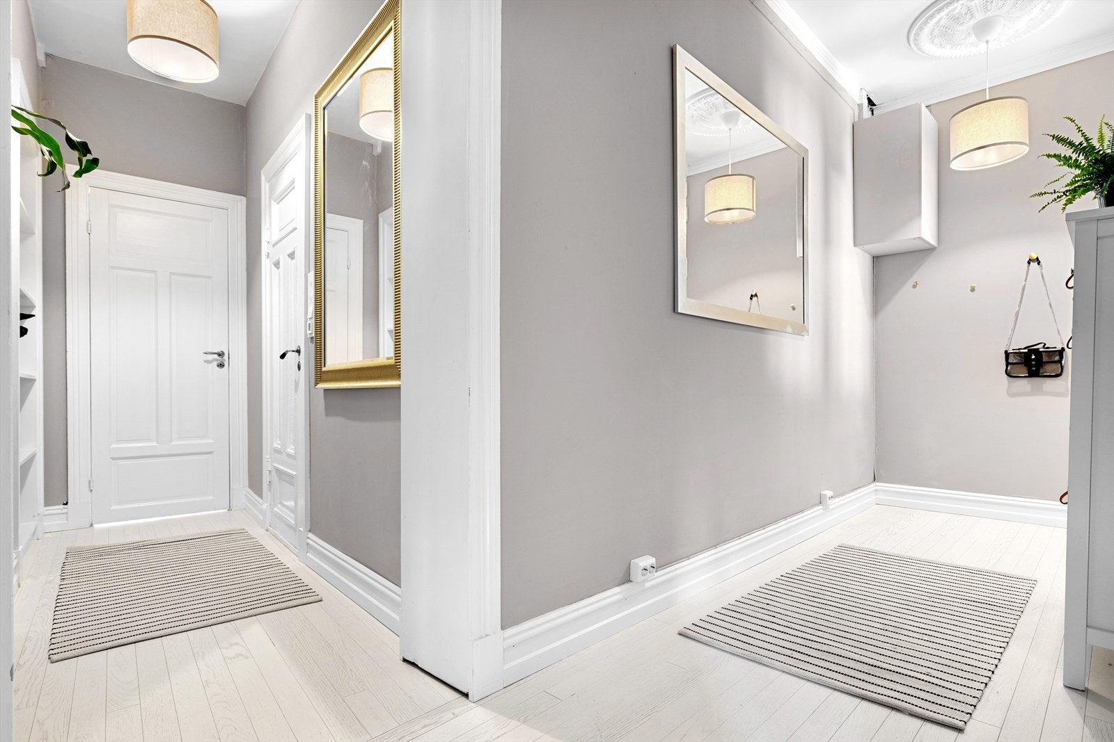 Lys og flott gang med god plass til å henge fra seg yttertøy. Det medfølger i tillegg to kjellerboder på til sammen ca. 16 kvm Galleribilde