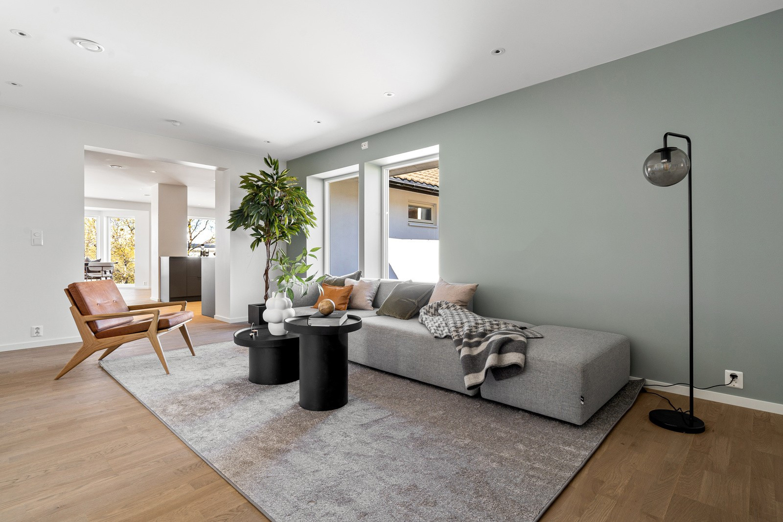 I stuen har du god plass til sofa og diverse møblement