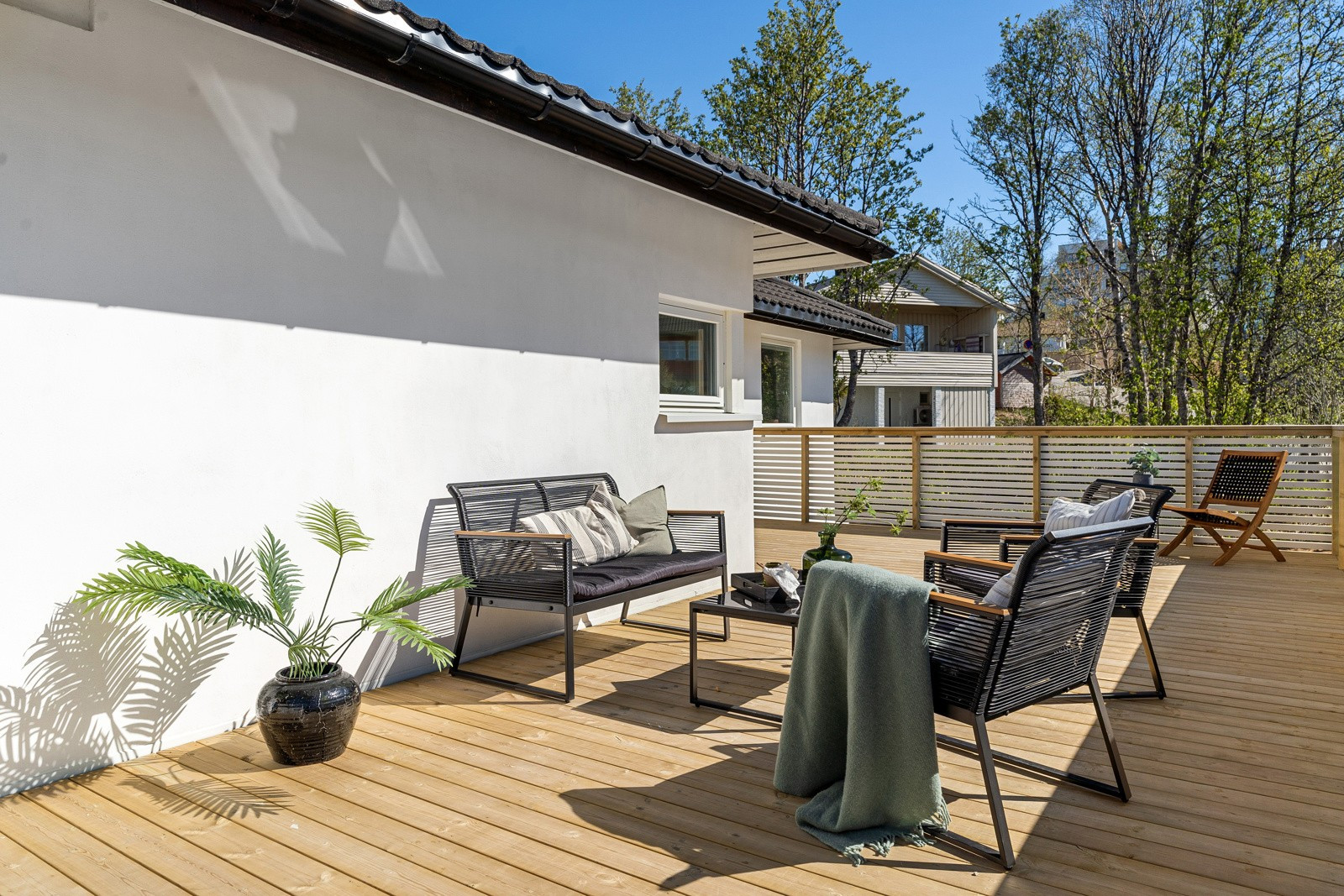 Her får du meget gode solforhold samt god plass til utemøblement og grill