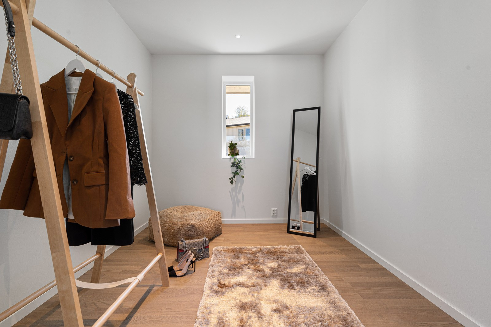 Walk-in closet tilhørende soverom 2