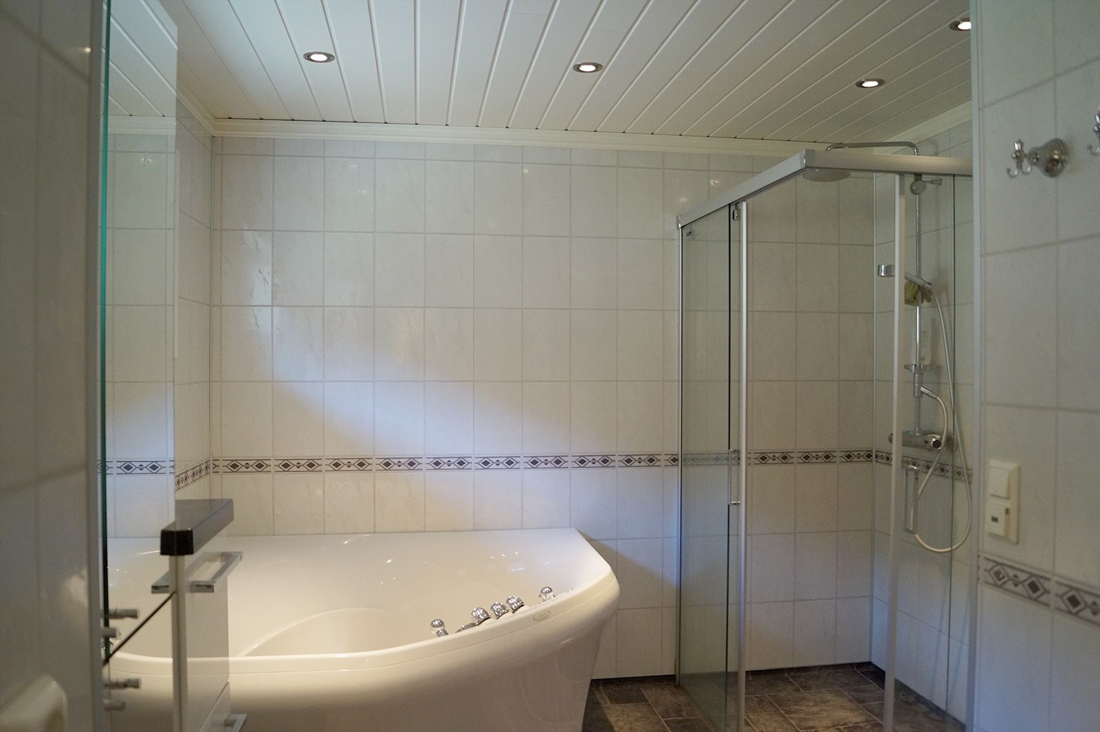 Badet er romslig med både boblebad og dusjhjørne Galleribilde