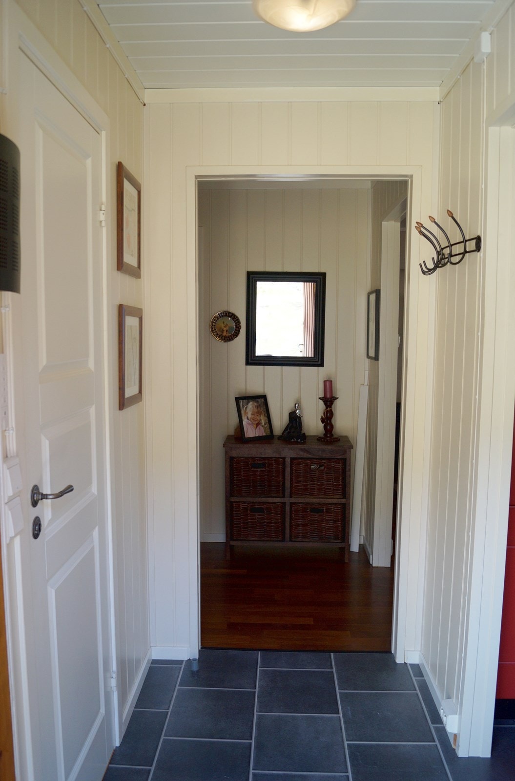 Entré. Kleskott inn døren til venstre Galleribilde