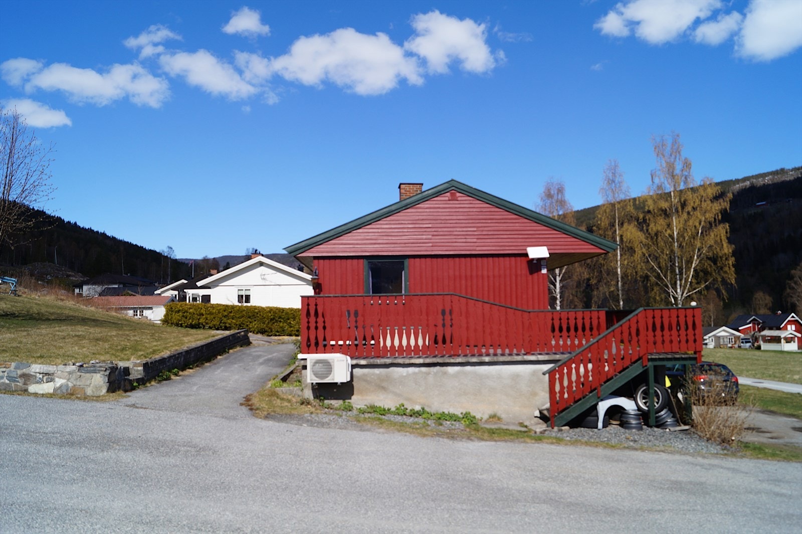 Huset sett fra adkomstveien Galleribilde