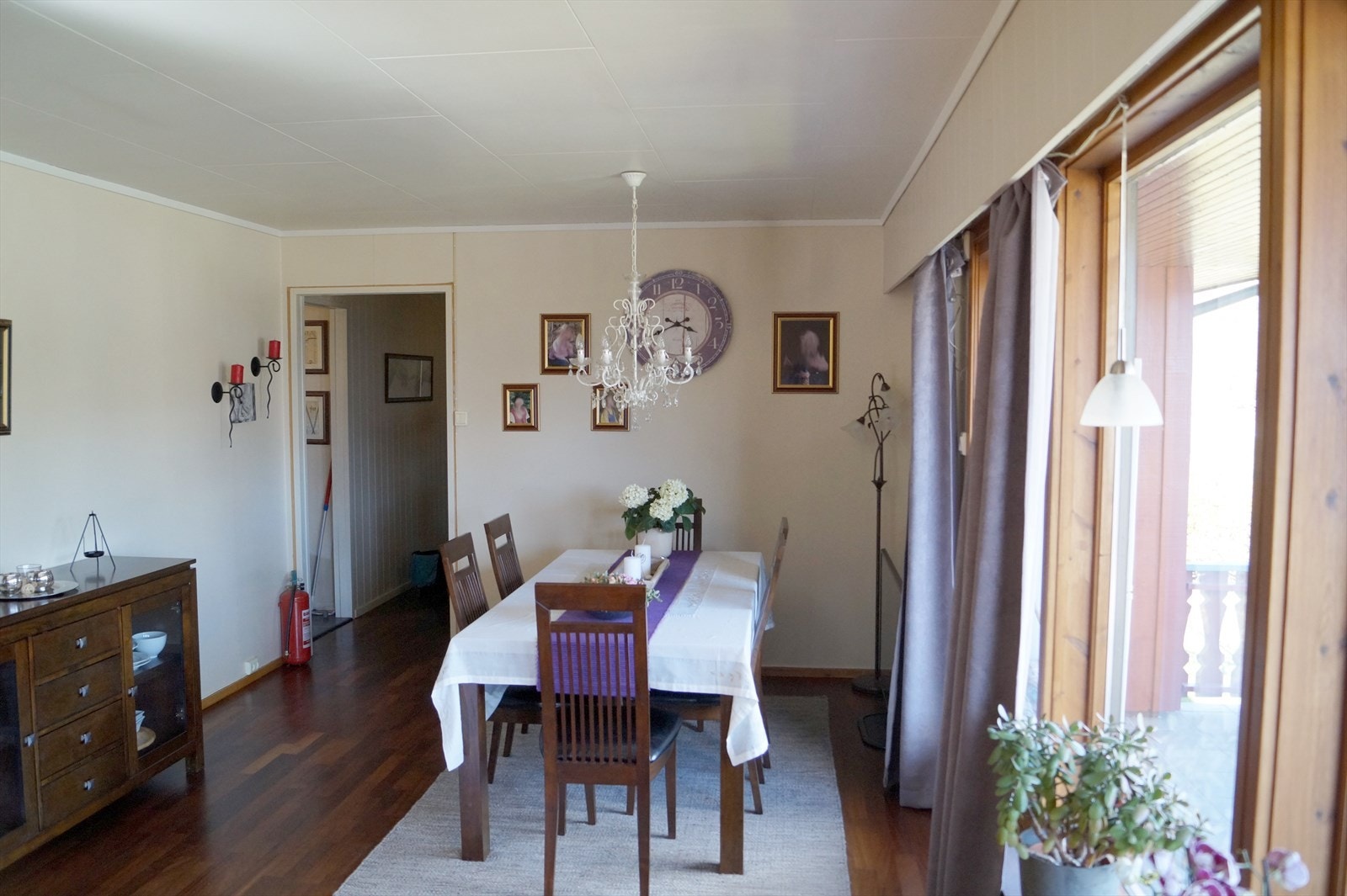 Romslig stue med store vindusflater Galleribilde