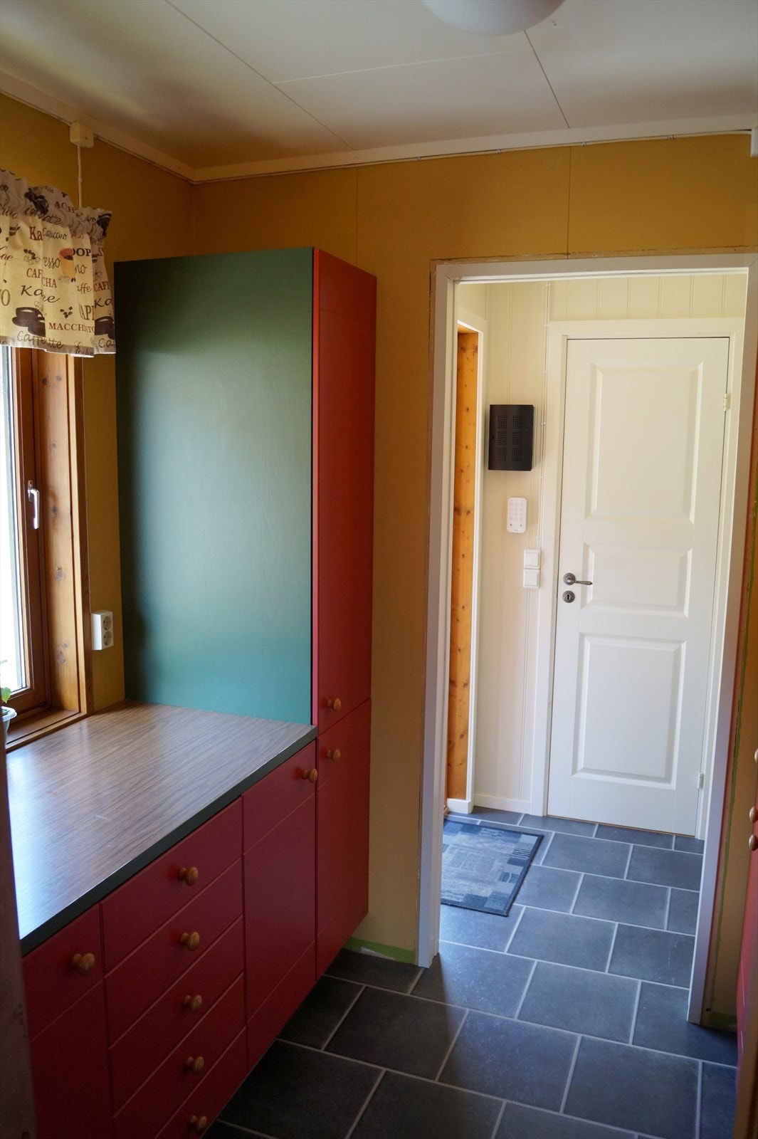 Grovkjøkken mellom kjøkken og entré Galleribilde