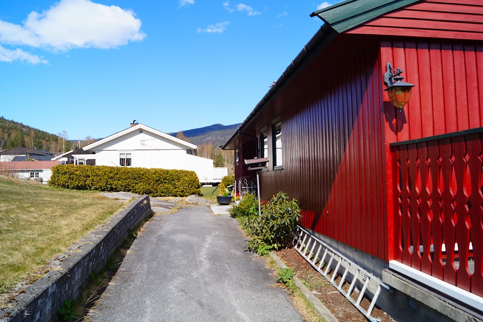 Asfaltert innkjøring foran hovedinngang Galleribilde
