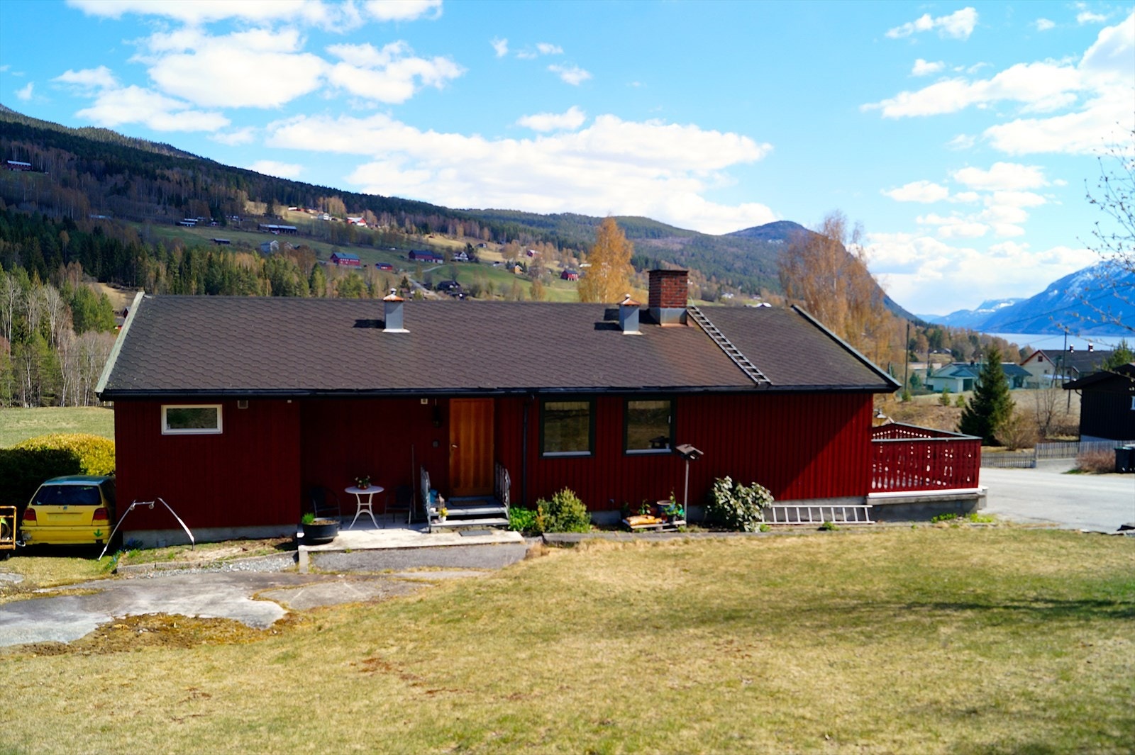 Inngangsparti hovedetasje. Tinnsjøen kan sees til høyre Galleribilde