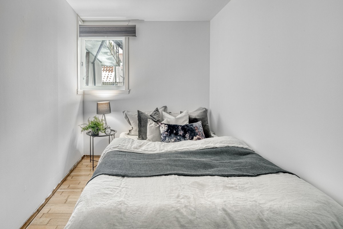 Soverom på 8,90 kvm kan lett innredes med seng og garderobeskap og annet ønskelig møblement Galleribilde