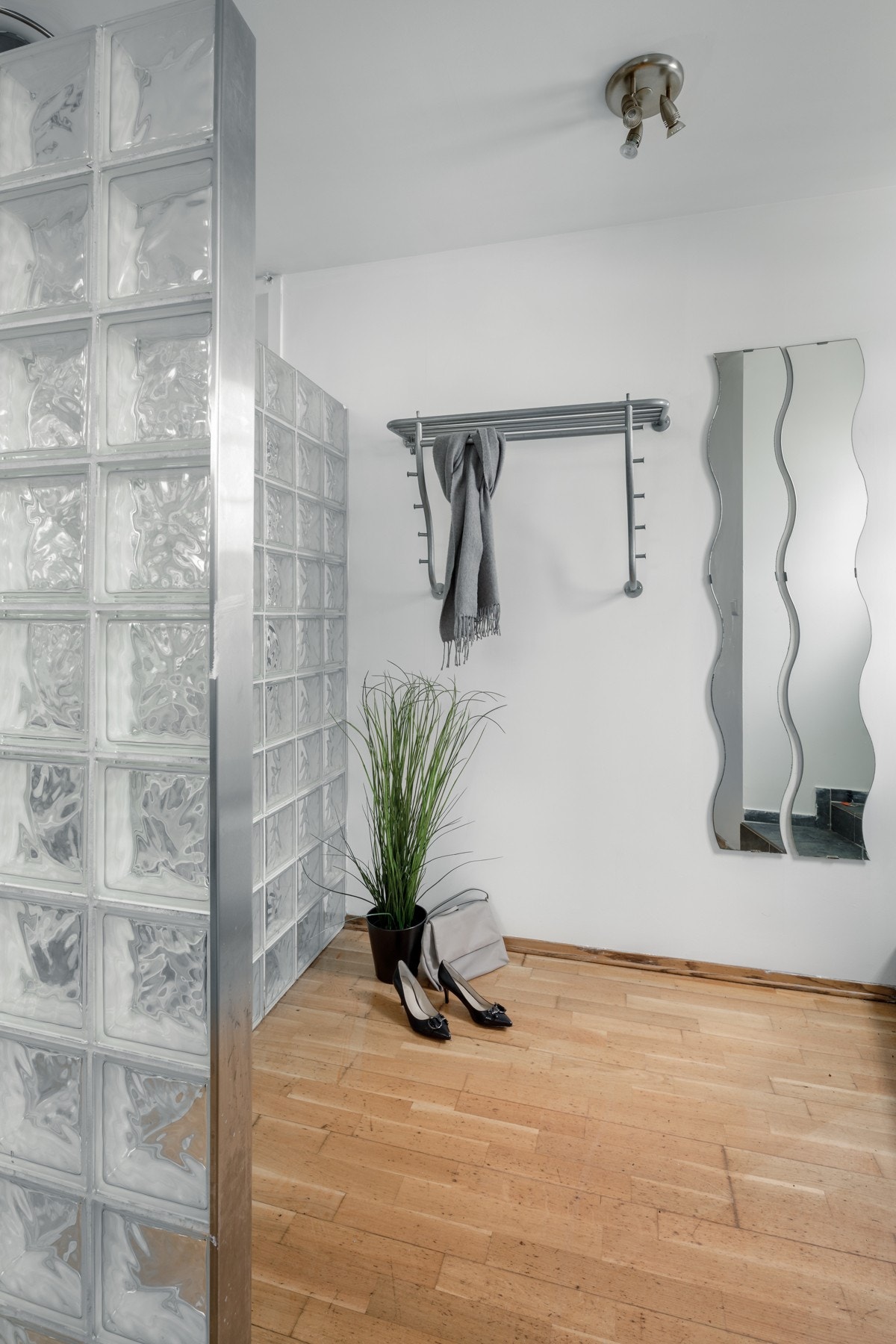 Innbydende entré på 3,50 kvm med plass til å sette fra seg sko og henge fra seg yttertøy Galleribilde