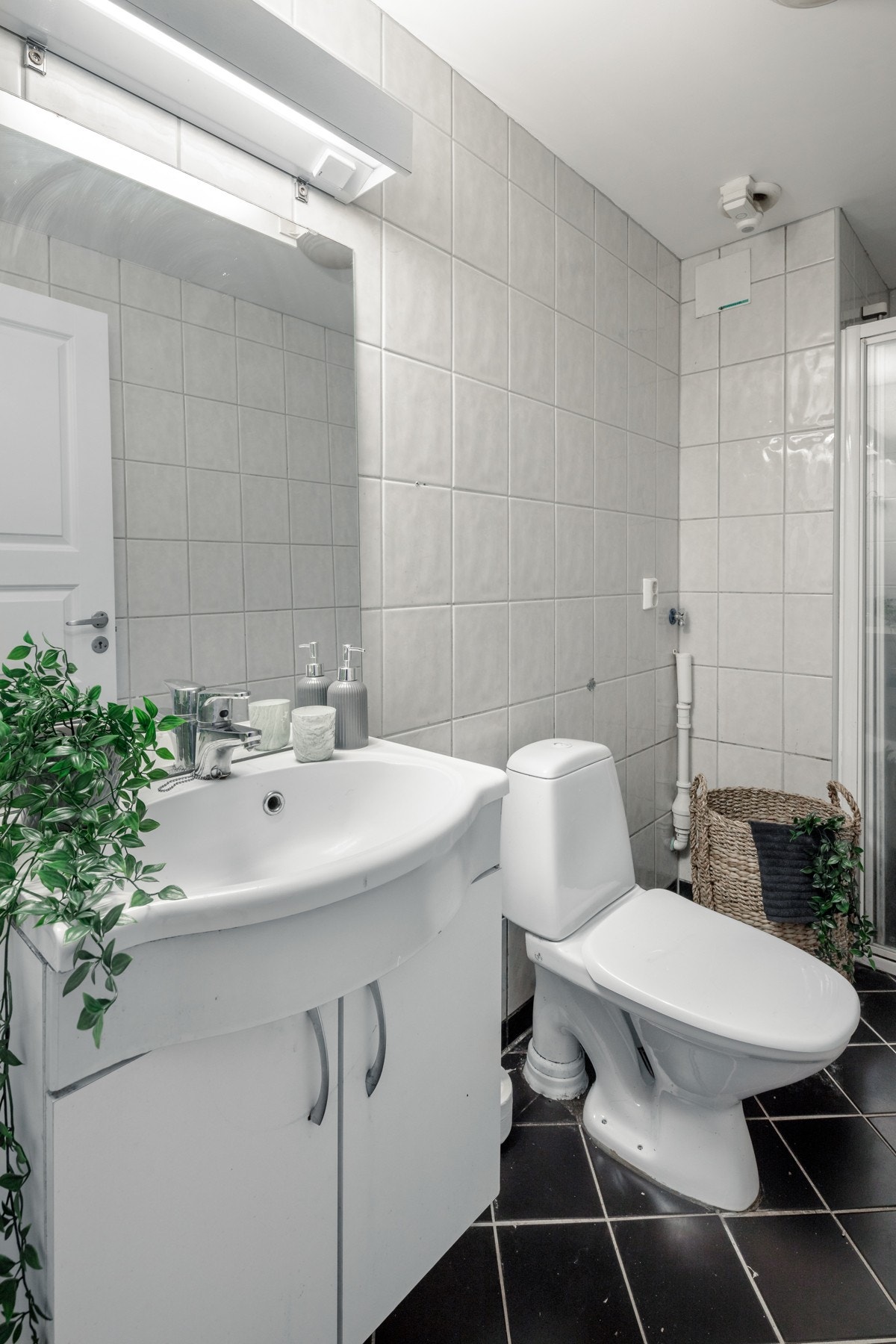 Badet har varmekabler i gulv, samt opplegg for vaskemaskin Galleribilde