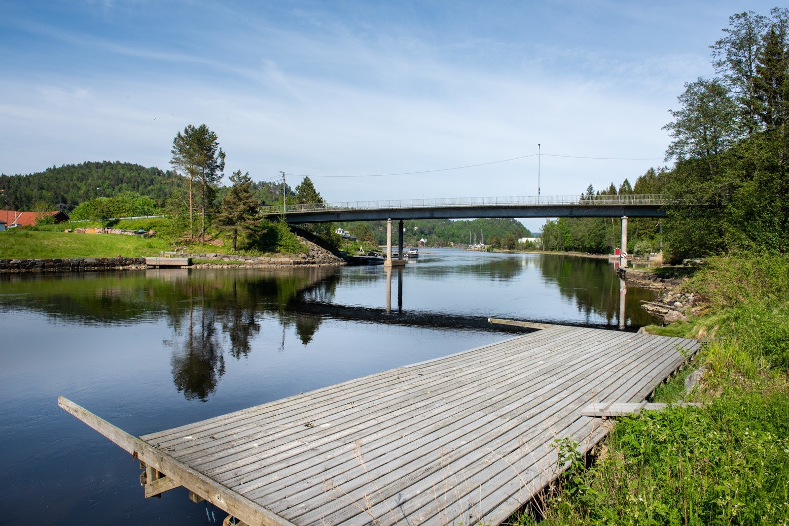 Egen brygge tilhørende eiendommen. Her kan du nyte late dager, ta en tur på sjøen, eller prøve lykken etter laks! Galleribilde