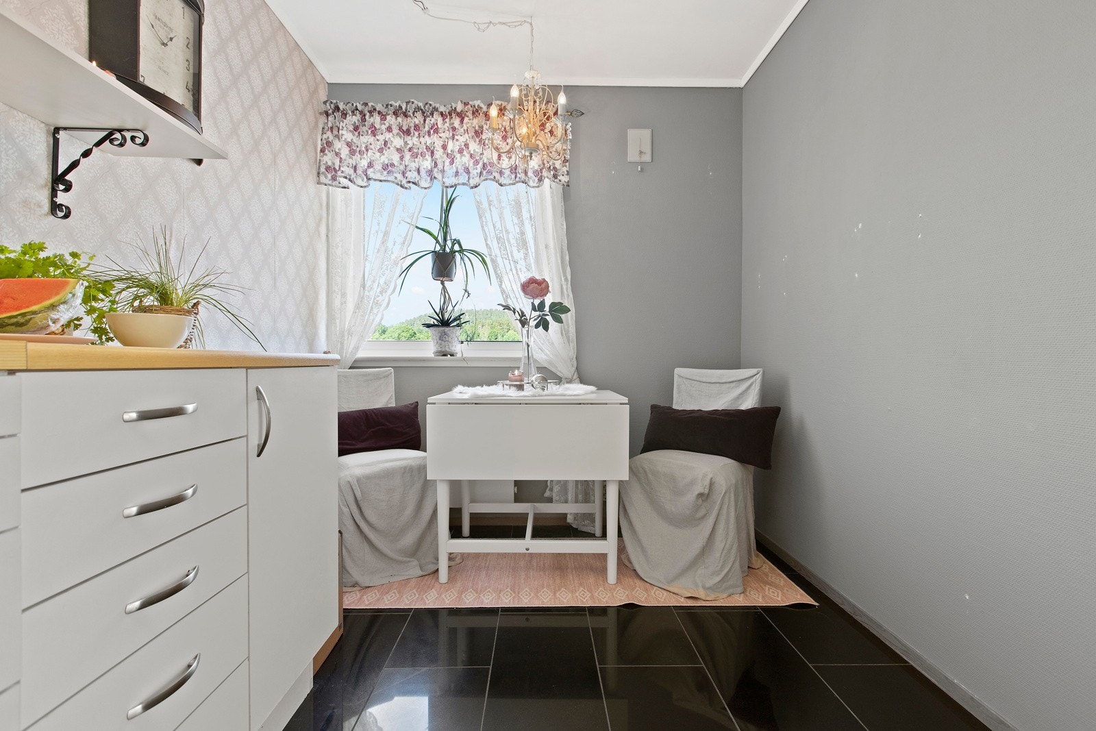 Rommet fikk sorte gulvfliser rundt 2013/14, mens veggene ble tapetsert og malt i grått i 2019. Galleribilde