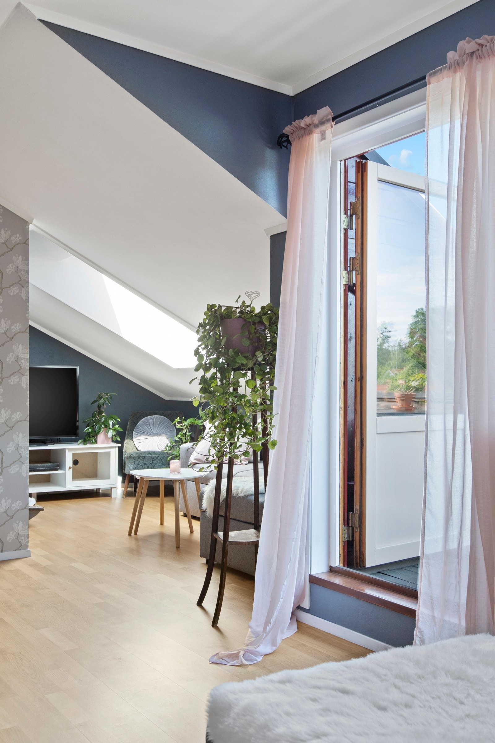 Stua har adkomst via glassdør til en passe solrik balkong, hvor du kan velge å sitte i solsteika eller i skyggen. Galleribilde