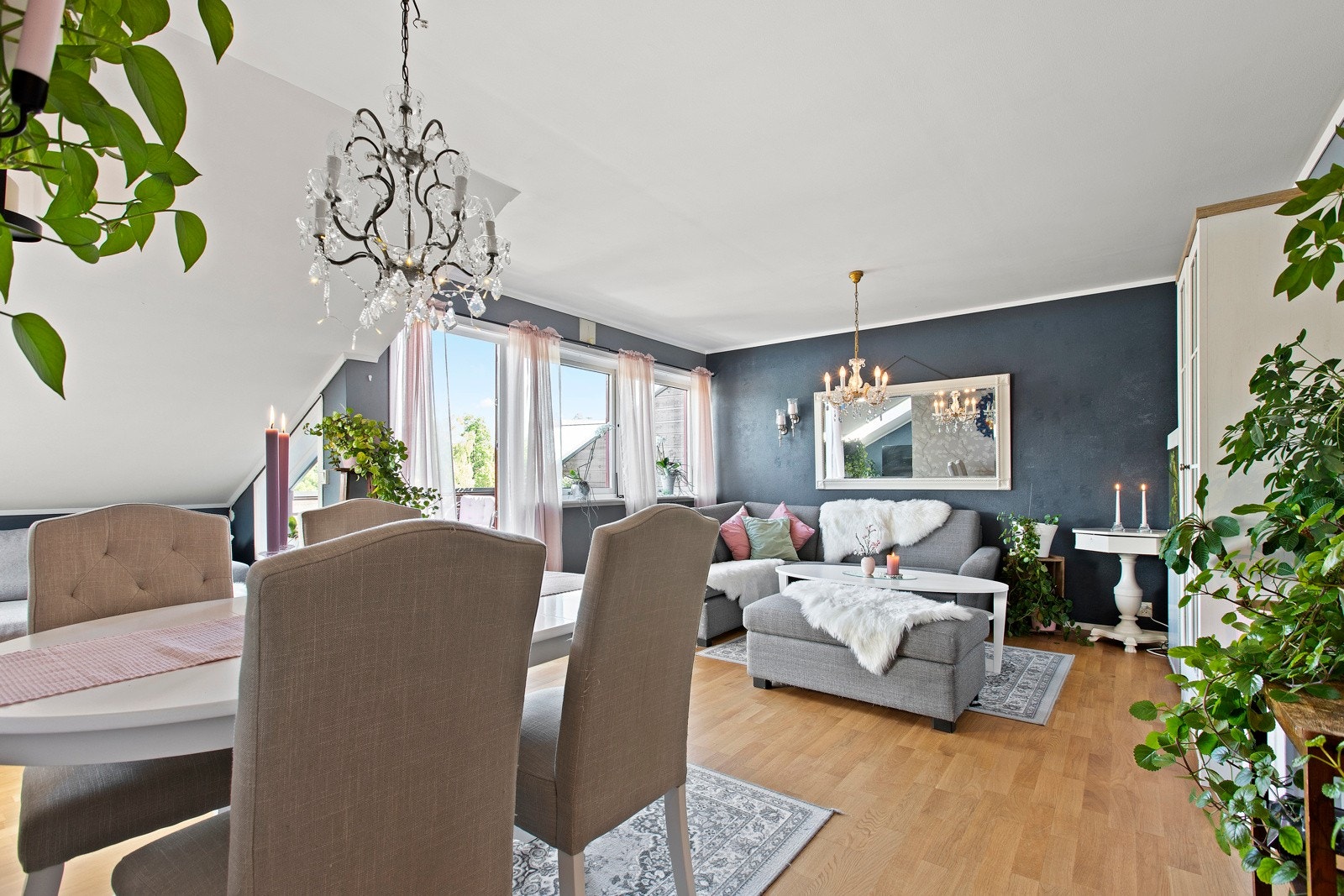 En lettstelt og pen 3-roms selveierleilighet med særpreg. Galleribilde