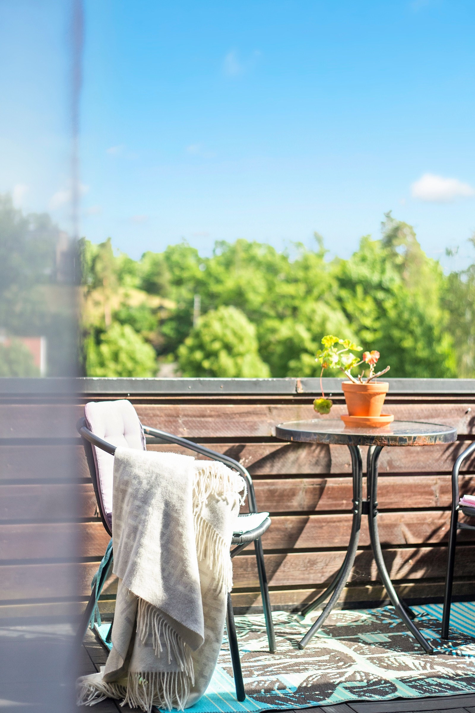 På balkongen sitter du lunt og usjenert til, med tette levegger med toppmonterte skjermglass på begge sider. Galleribilde