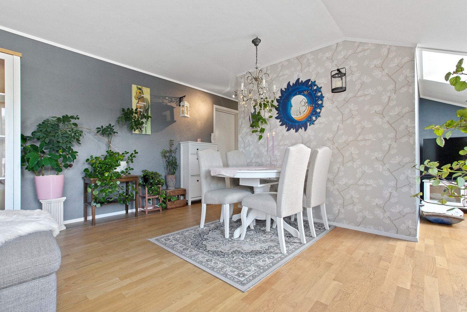 Stua har to definerte soner som enkelt kan innredes med spisebord, sofagruppe og tv-krok. Galleribilde