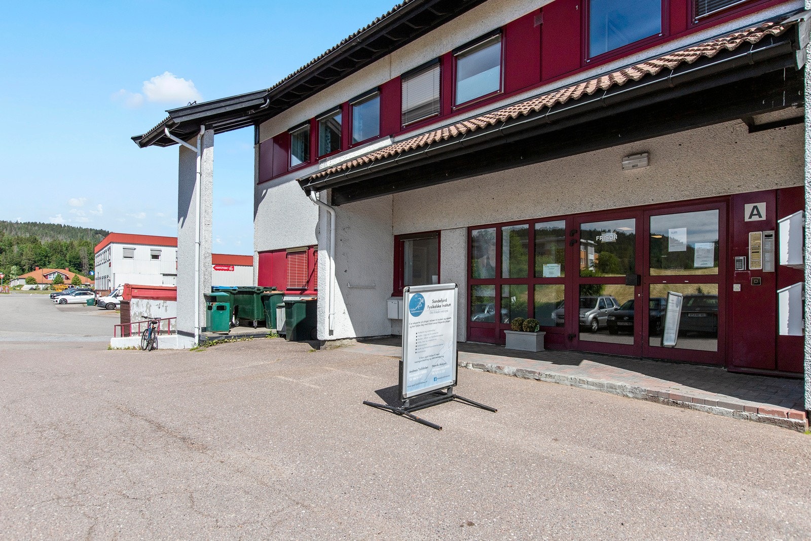 Leiligheten har adkomst via en felles trappeoppgang med heis - fast parkeringsplass på utsiden. Galleribilde