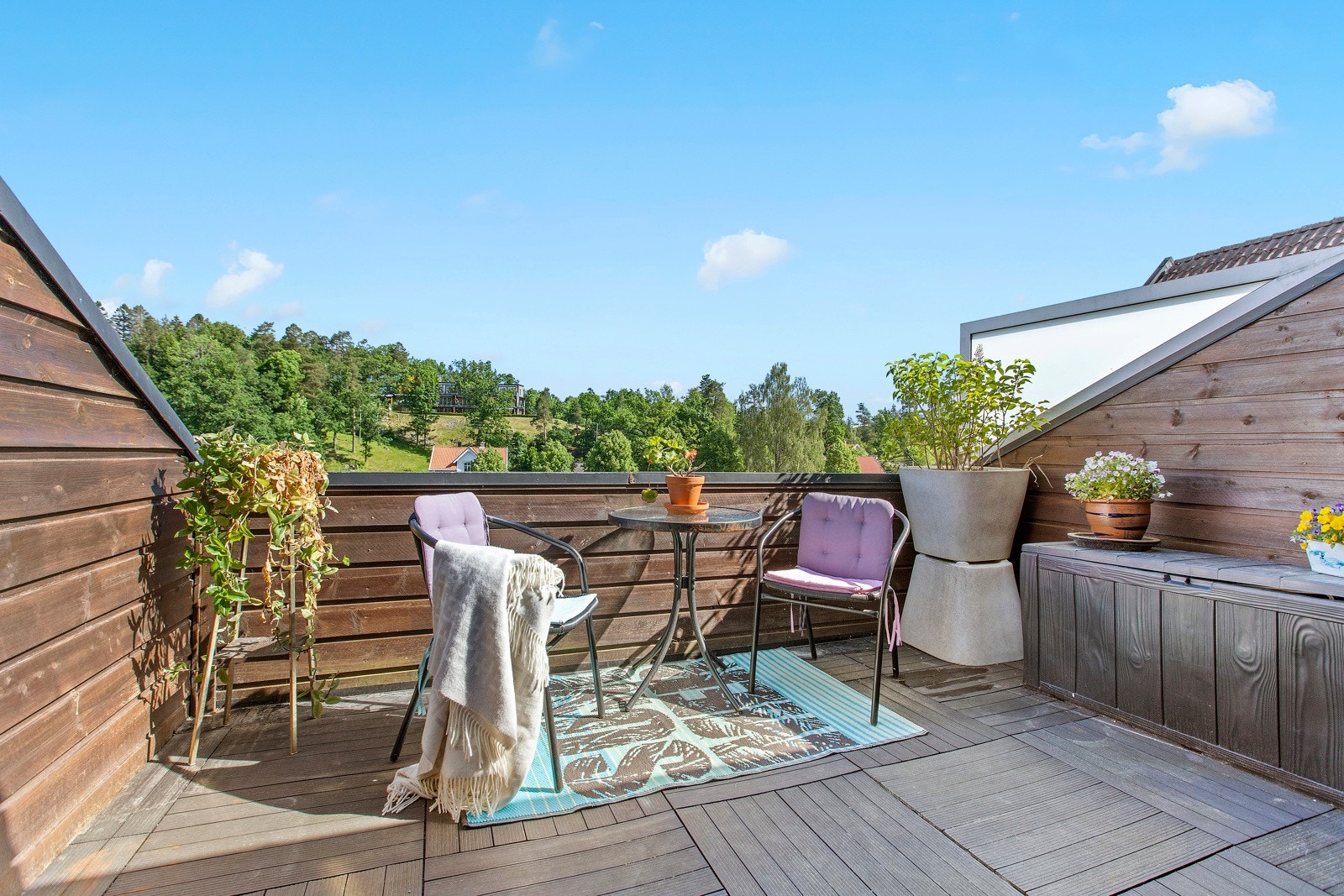 Fra stuen er det utgang til en herlig balkong med fri og luftig utsikt. Galleribilde