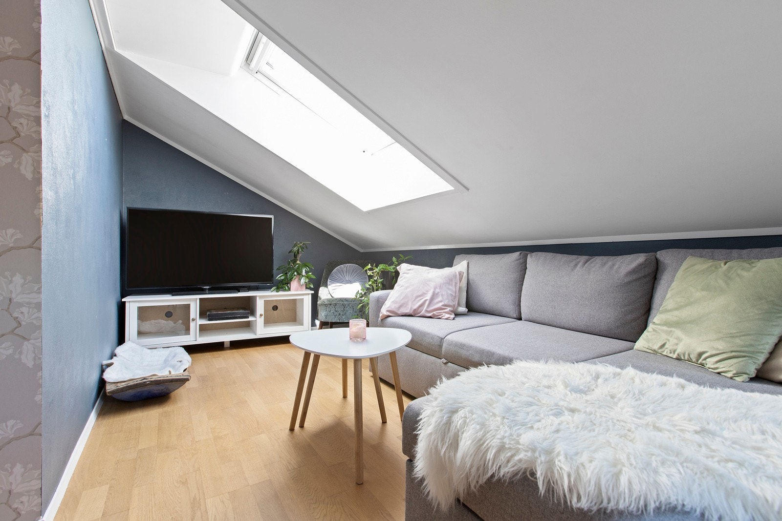 Skråtaket gir tv-kroken i stua et sjarmerende særpreg. Galleribilde