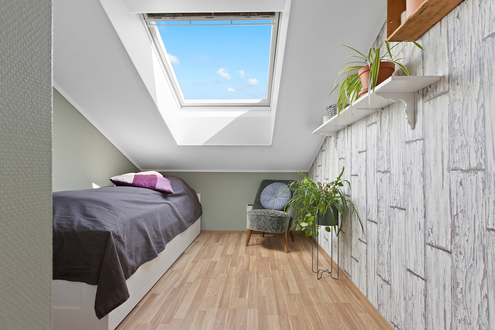 Opprinnelig bod i er innredet av tidligere eier som soverom. Ukjent om dette i sin tid ble meldt, i dag søknadspliktig fra tilleggsdel til hoveddel. Galleribilde