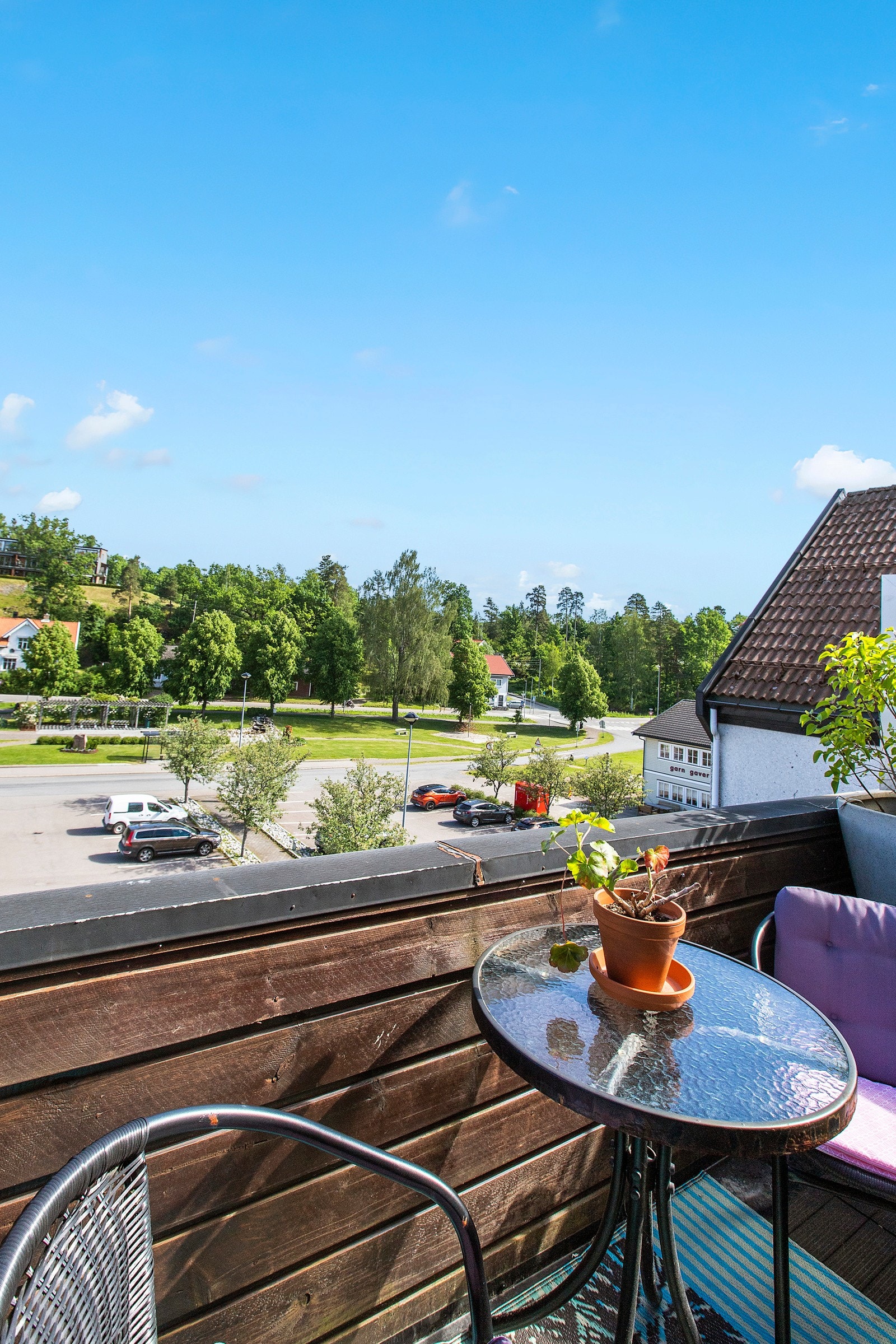 Arealet på ca. 8,8 kvm gir plass til både sittegruppe og grill. Galleribilde