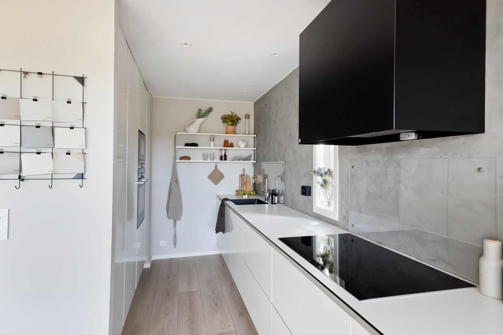 På kjøkkenet er det godt med benkeplass samt god lagring i skuffer. Galleribilde