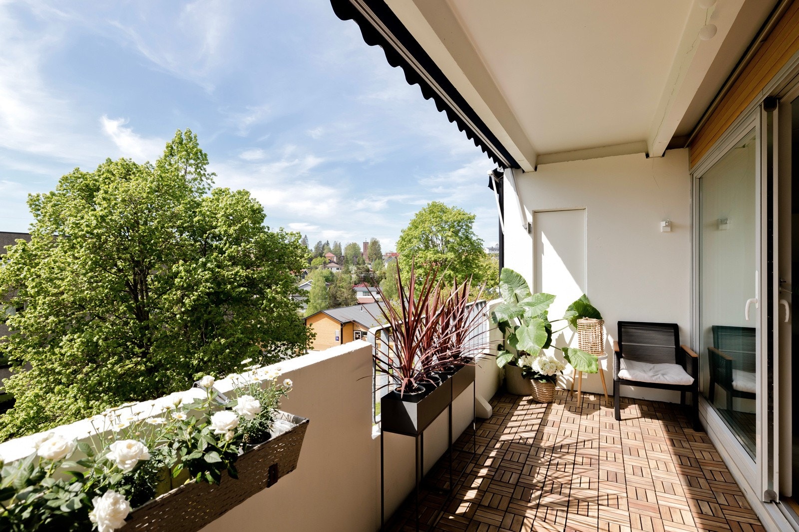 I følge selger er det sol på balkongen fra 11-21:30 i sommerhalvåret. Galleribilde