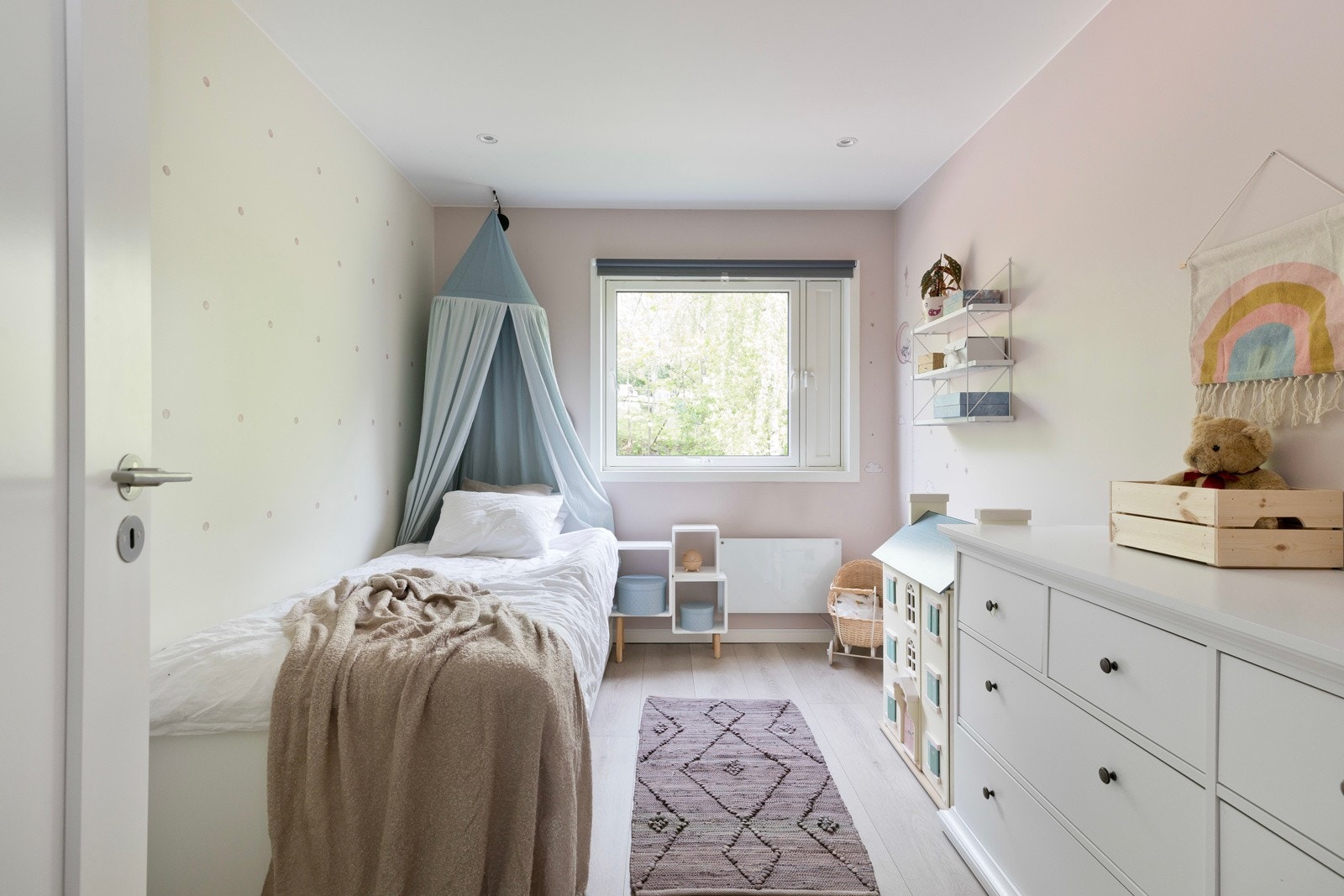 Soverom ll har plass til seng og ønsket møblement Galleribilde