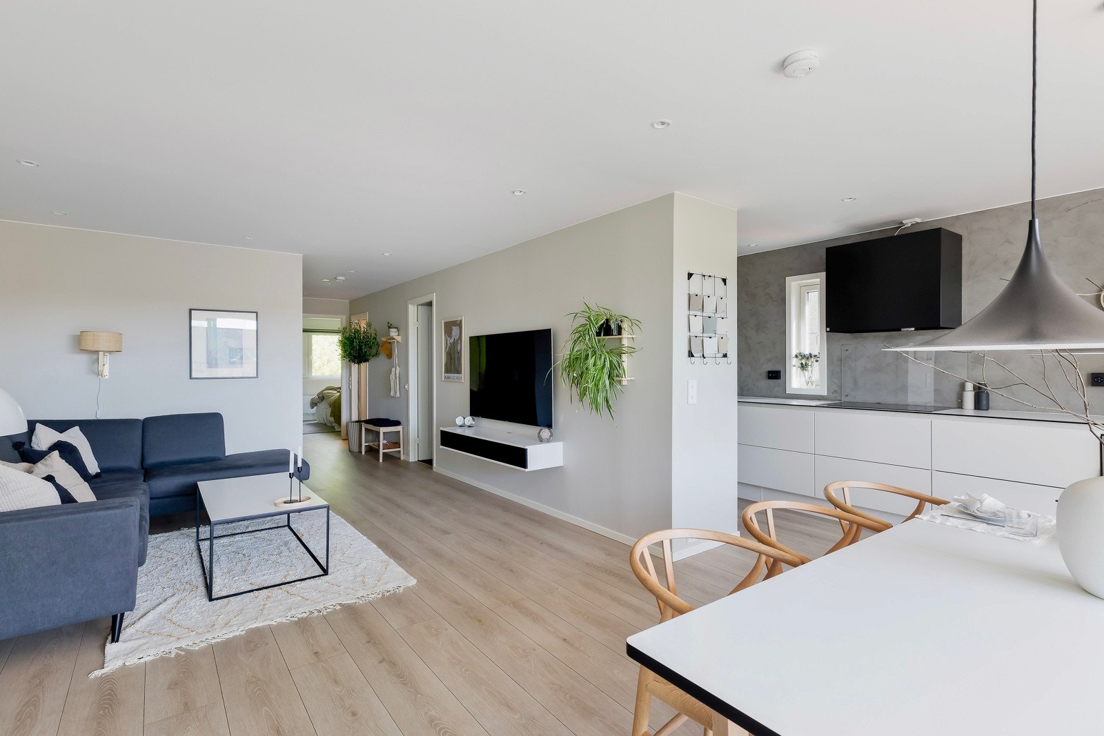 Den åpne stue- og kjøkkendelen gir en svært sosial atmosfære. Galleribilde