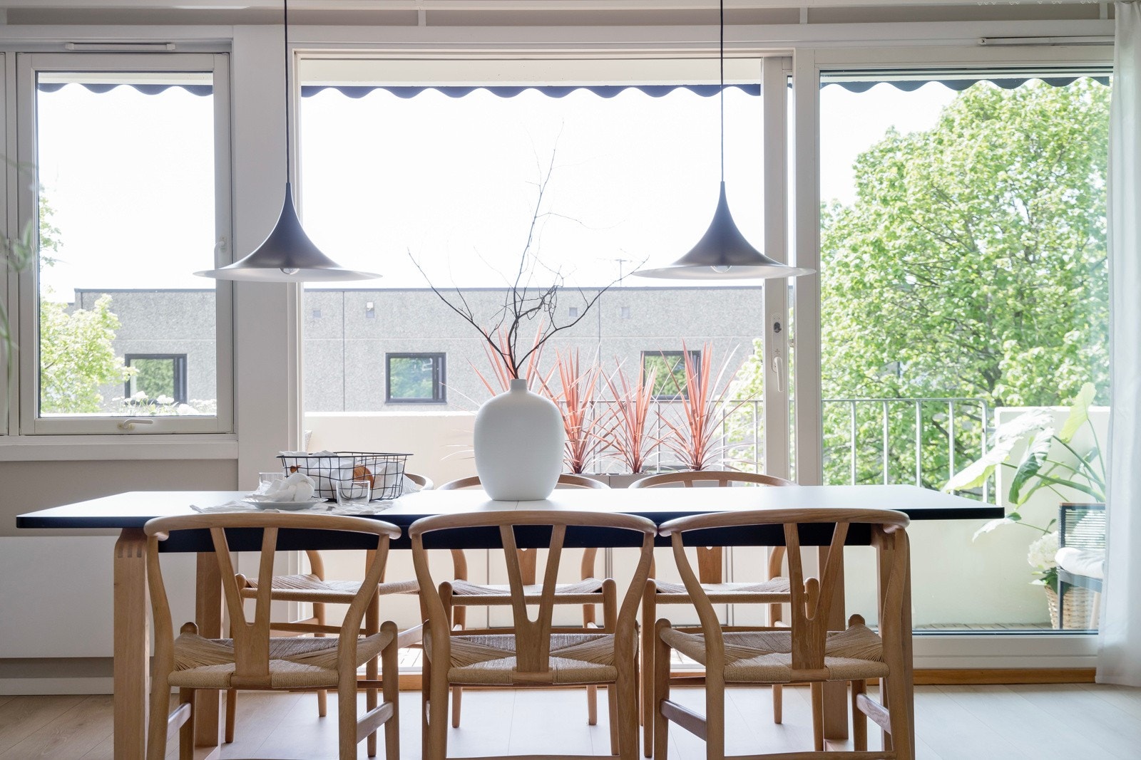 I den dels åpne stue- og kjøkkenløsningen er det plass til et stort spisebord hvor du kan samle familie og venner til et hyggelig måltid. Galleribilde