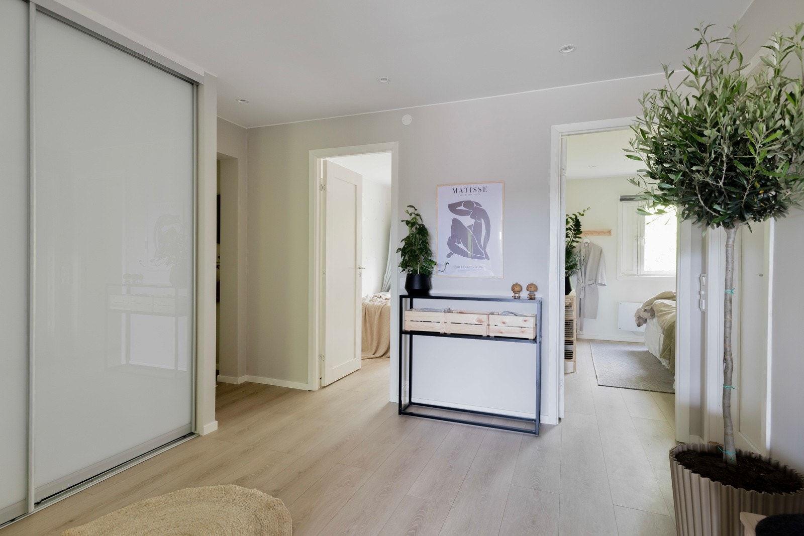 Tilbake til entrèen hvor man har tilgang på soverommene og badet Galleribilde