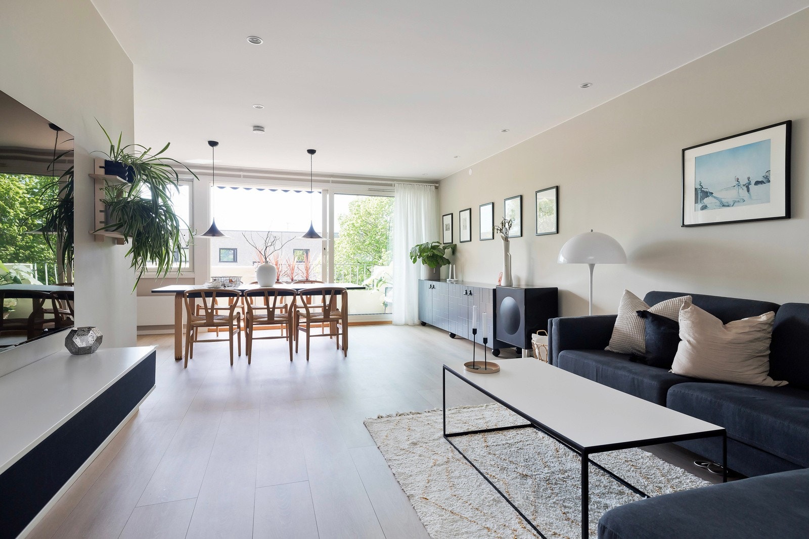 Stuen er av god størrelse med store vindusflater som slipper inn rikelig med naturlig lys. Galleribilde