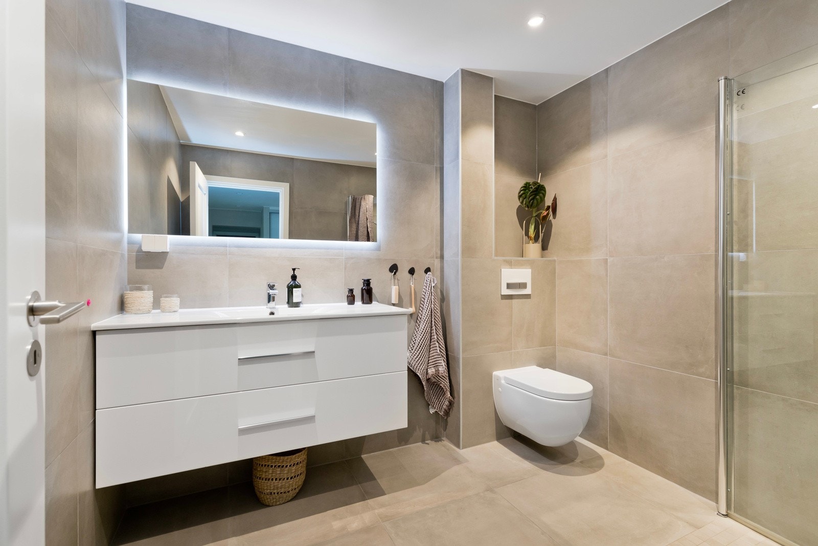 Lekkert bad fra 2017 med delikate fargevalg og fin innredning. Galleribilde