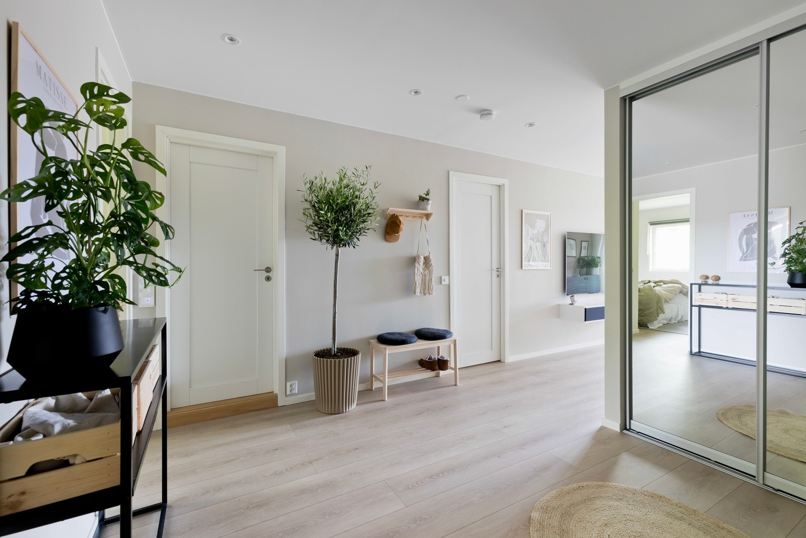 Velkommen inn i en lys og romslig entrè med god lagringsplass i skyvedørsgarderobe. Galleribilde