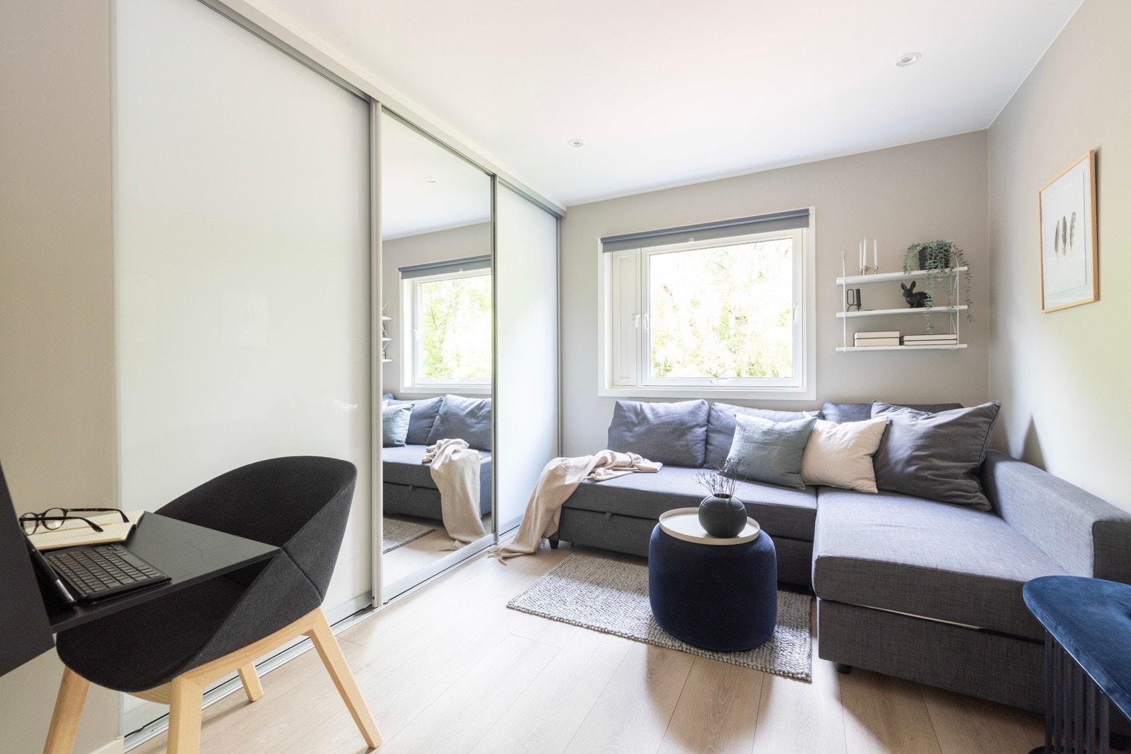 Soverom/Oppholdsrom med plass til sofa og kontor plass. Rommet er innredet med stor skyvedørsgarderobe for ekstra lagring. Galleribilde