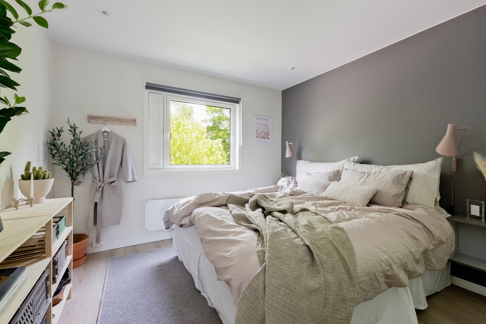 Hovedsoverommet er et svært hyggelig rom med plass til dobbeltseng og tilhørende ønsket møblement. Galleribilde
