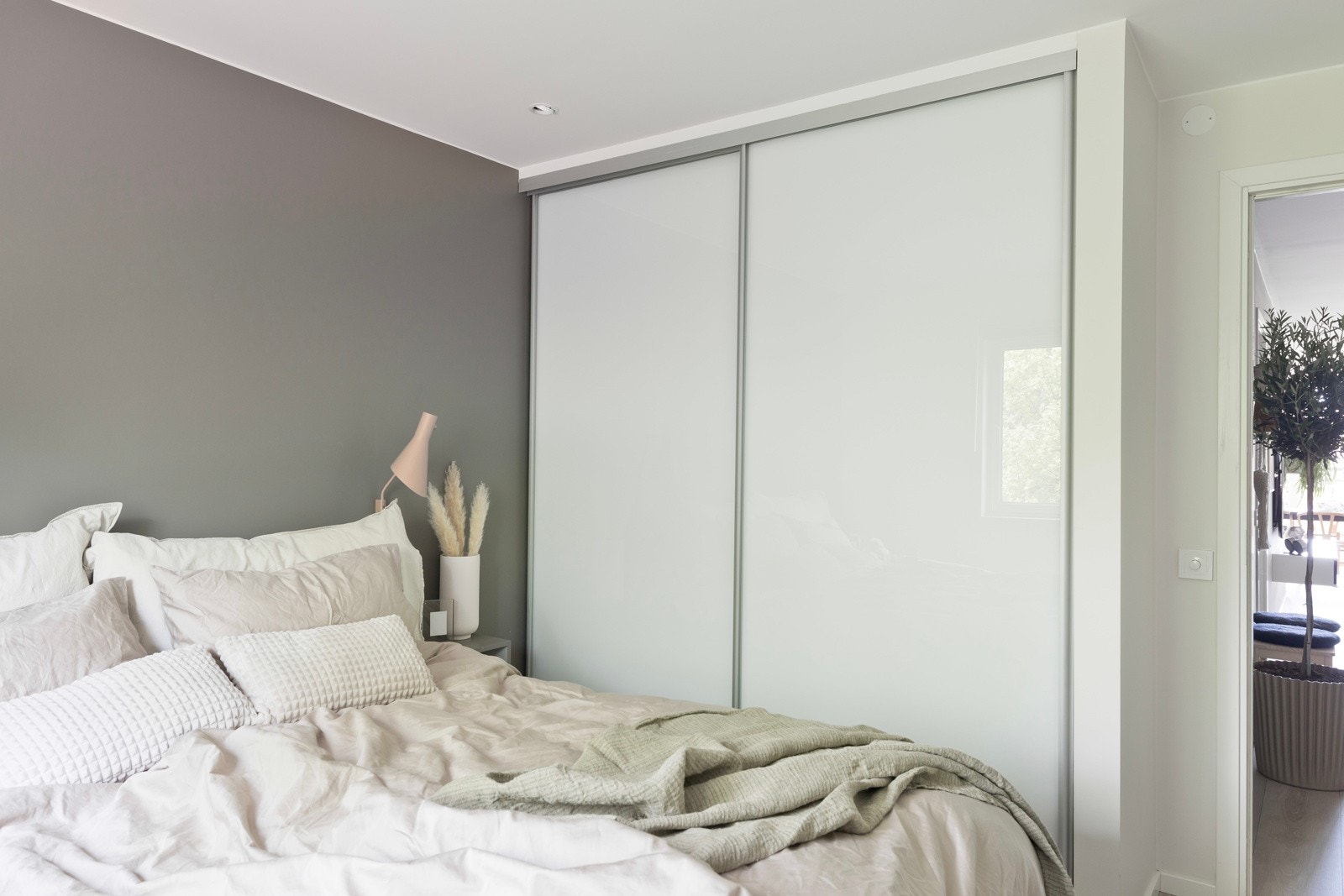 Stor skyvedørsgarderobe med gode oppbevaringsmuligheter. Galleribilde