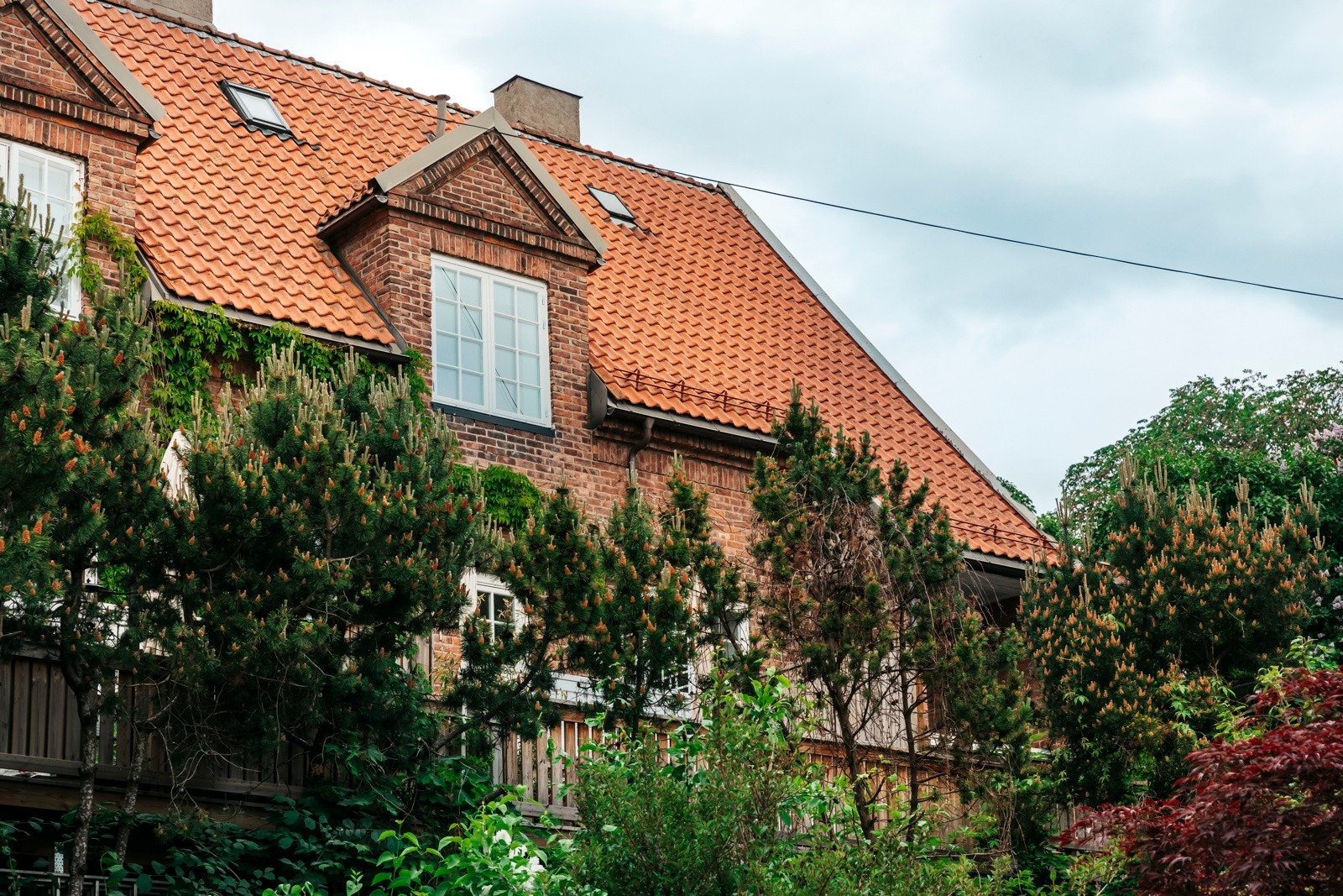 Her er huset sett fra veien på nedsiden av huset, og viser at terrassen ligger godt skjermet for innsyn Galleribilde