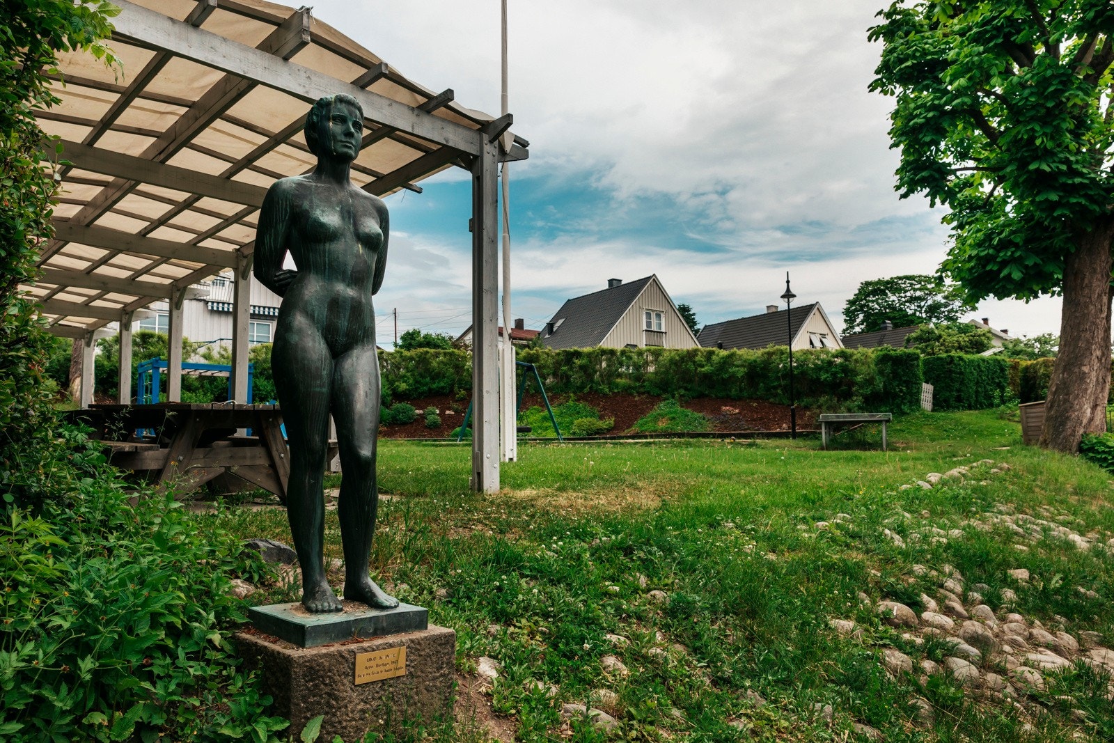 Statuen “Ung kvinne” foran sameiets pergola og fellesområde. Galleribilde