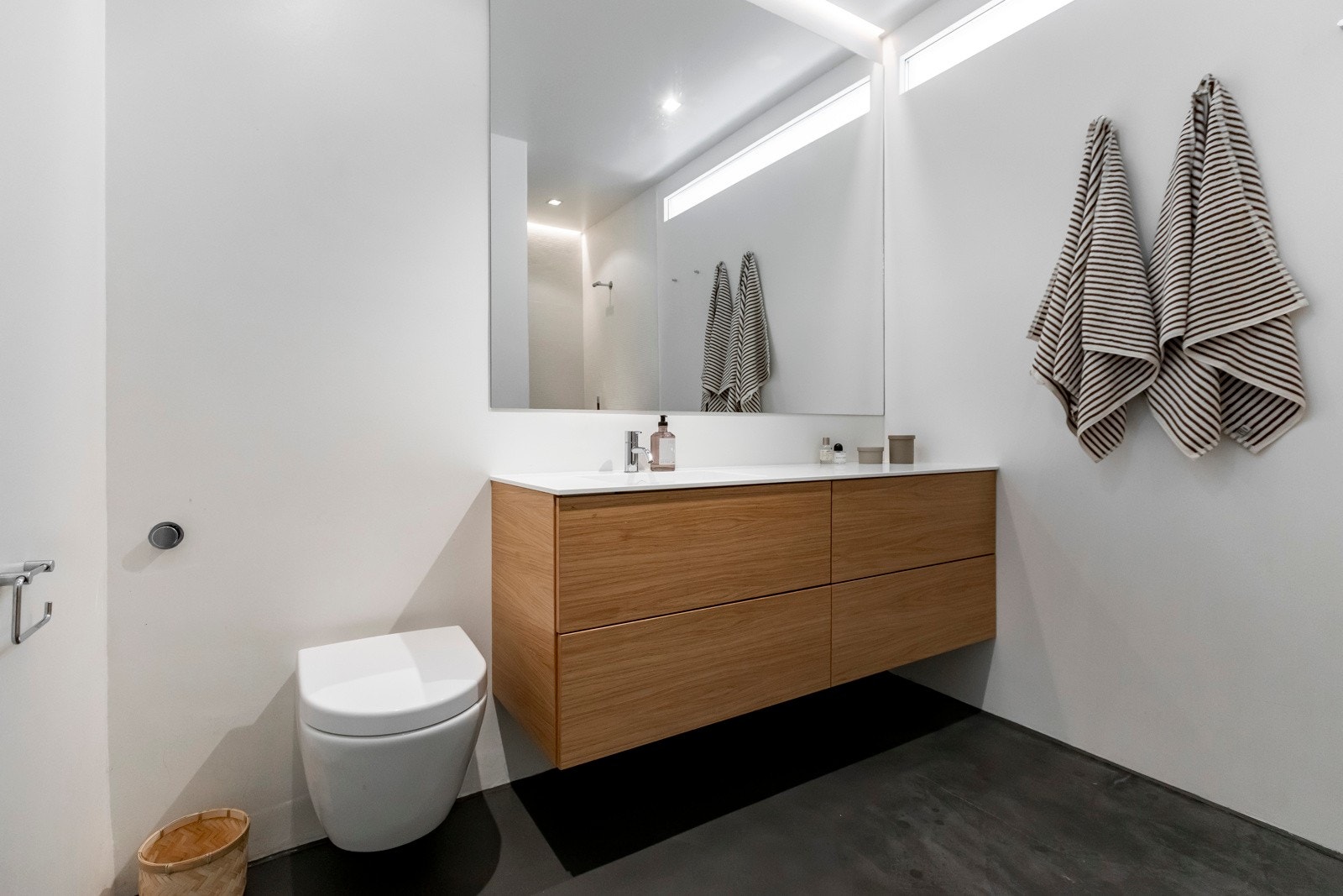 Delikat bad med baderomsinnredning fra Studio 10 og corian benkeplate. Mikrosement på gulv. Galleribilde