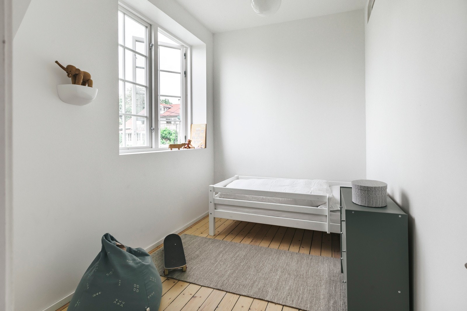 Dette rommet brukes i dag som barnerom, og er perfekt til både det, kontor eller gjesterom. Galleribilde
