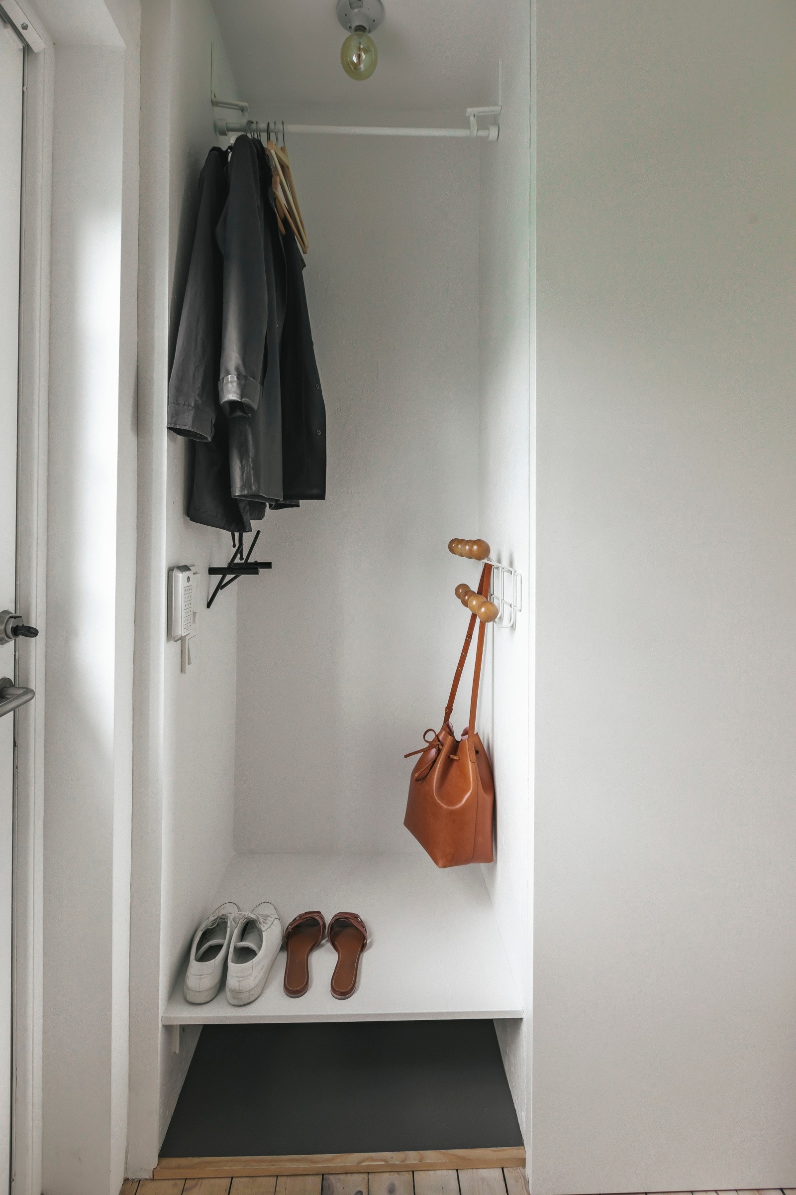 Innebygd garderobe for sko og yttertøy Galleribilde
