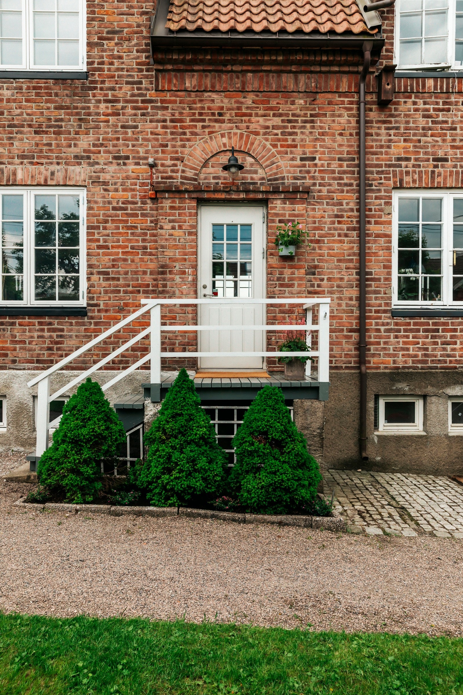 Hyggelig inngangsparti med felles plen foran. Galleribilde