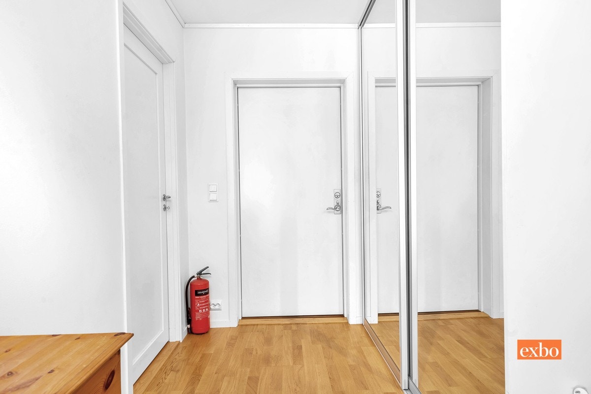 Gang med skyvedørsgarderobe Galleribilde